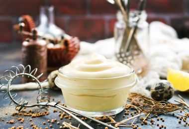 mayonez cam kase ve bir tablo