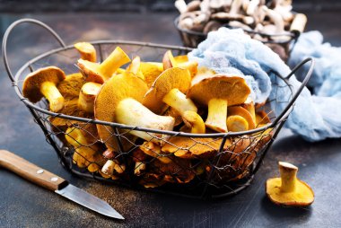 Ham mantar sepeti ve bir tablo