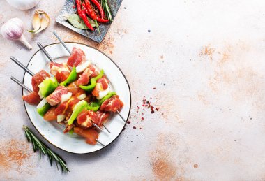 ham kebap plaka üzerinde ve bir tablo