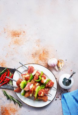 ham kebap plaka üzerinde ve bir tablo