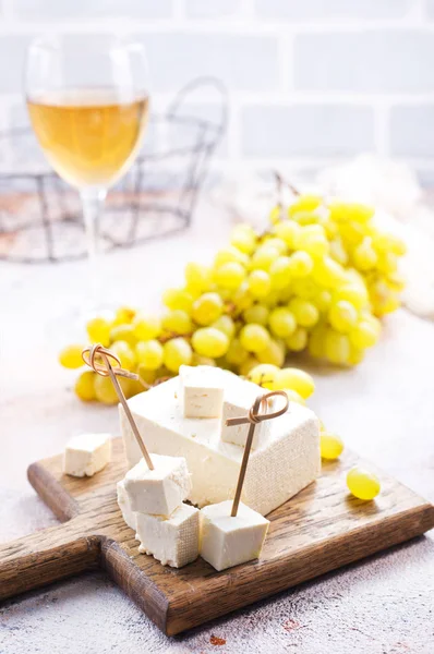 Vinho Queijo Uma Mesa Tábua Madeira — Fotografia de Stock