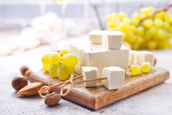 ワインとチーズの木製のボード上のテーブルで — ストック写真