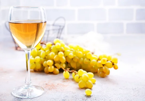 Glas Wijn Druivenmost Een Tafel — Stockfoto