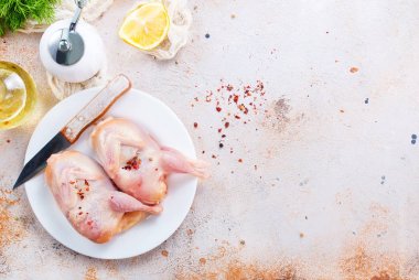 Beyaz plaka ham bıldırcınlar