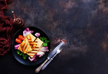 Izgara halloumi peynirli salata 