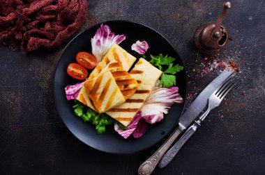 Izgara halloumi peynirli salata 