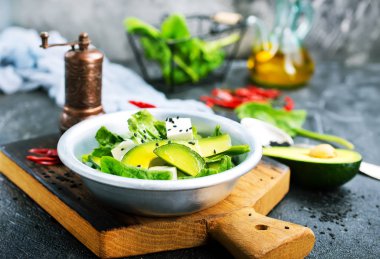 beyaz peynir ile avokado