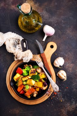 Tavada kızarmış sebze