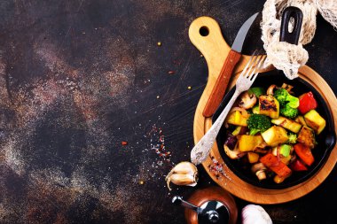 Tavada kızarmış sebze