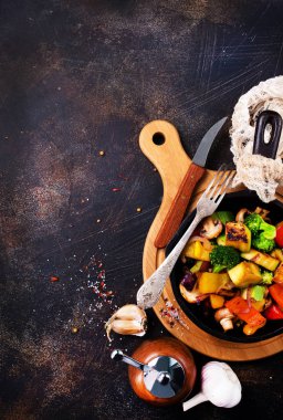 Tavada kızarmış sebze