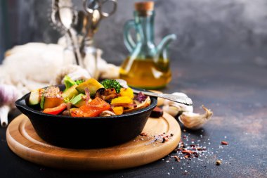 Tavada kızarmış sebze