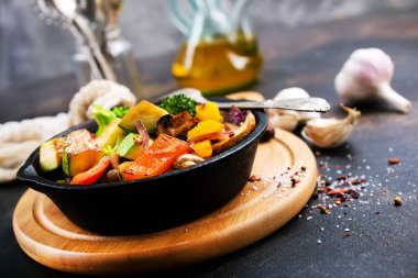 Tavada kızarmış sebze