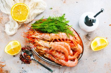 Baharat ile haşlanmış karides