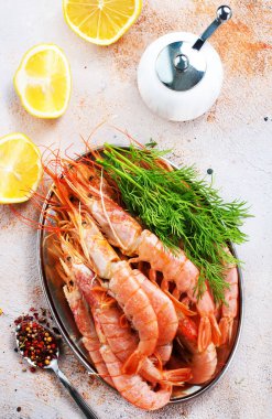 Baharat ile haşlanmış karides