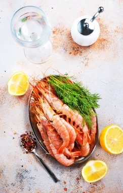 Baharat ile haşlanmış karides