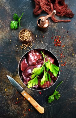 Baharat ile pişmemiş karaciğer