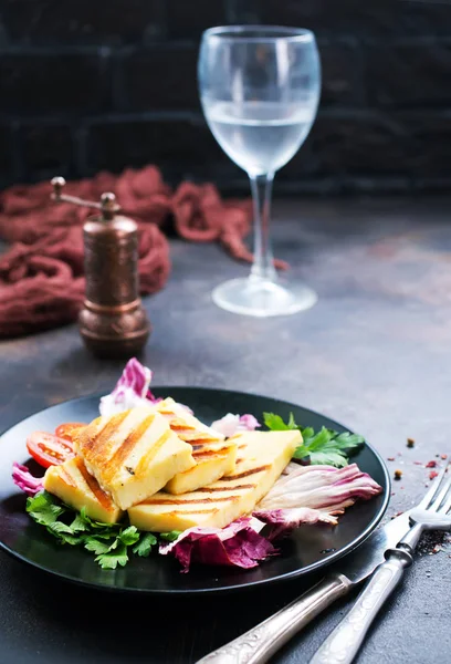 Жареный сырный салат — стоковое фото