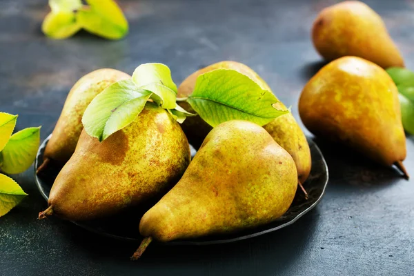 Fresh pears in black plate — Stock Photo, Image