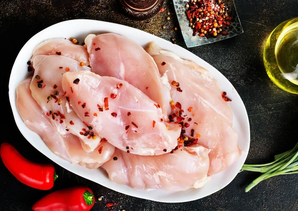 Filete de pollo en plato — Foto de Stock