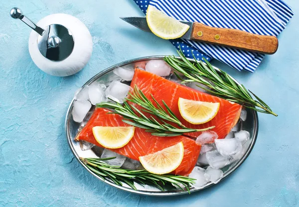 Raw salmon with lemon — Stock Photo, Image