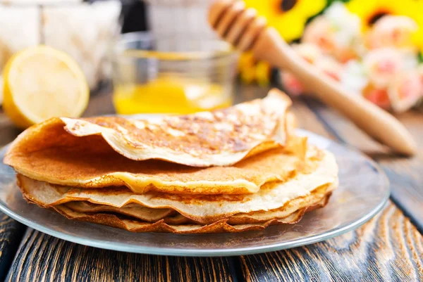 Pfannkuchen Mit Honig Teller Auf Einem Tisch — Stockfoto