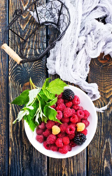 Framboises fraîches dans un bol — Photo