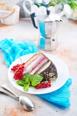 Kırmızı kuş üzümü ile pasta