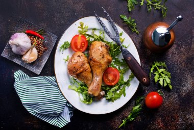 Kızarmış tavuk budu baharatlar ile