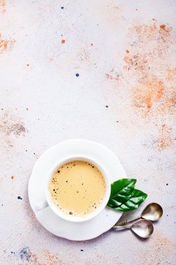 Beyaz fincanda sıcak kahve.