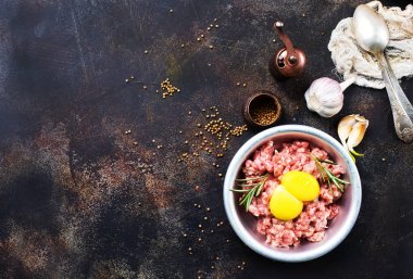 Kıyma çiğ yumurta ile 