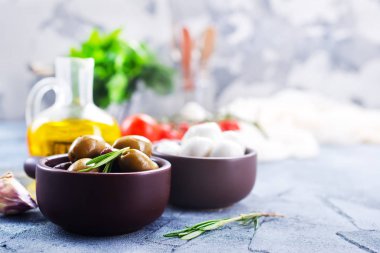 Kase içinde yeşil zeytin 