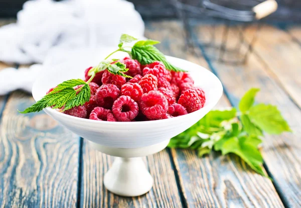 Fresh raspberries in bowl — Stock Photo, Image