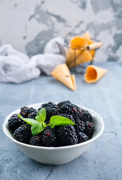 Beeren und Eistüten — Stockfoto