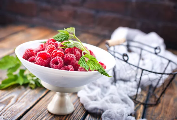 Fresh raspberries in bowl — Stock Photo, Image