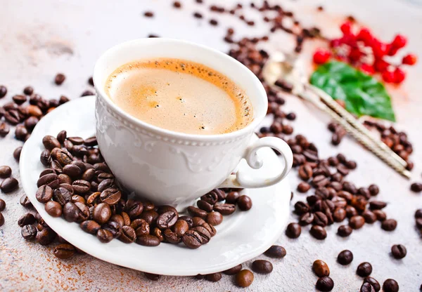 Kopje koffie en koffiebonen — Stockfoto