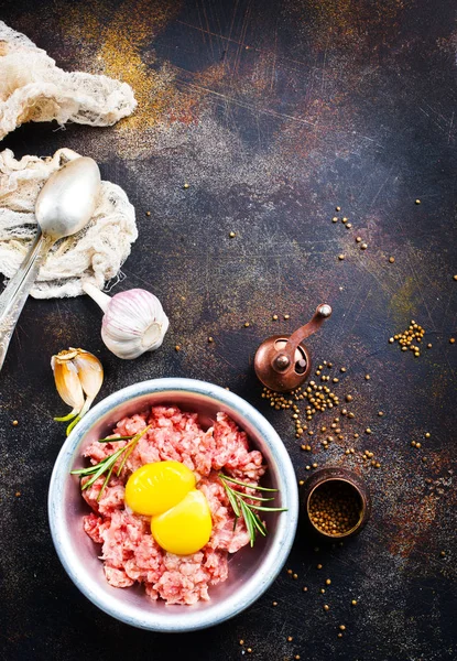 Carne picada con huevos crudos —  Fotos de Stock