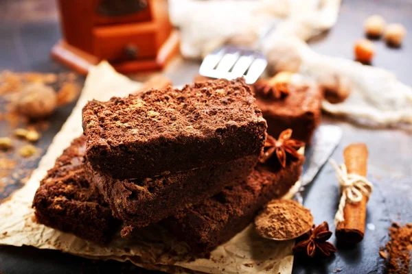 Schokoladenkuchen mit Zimt — Stockfoto