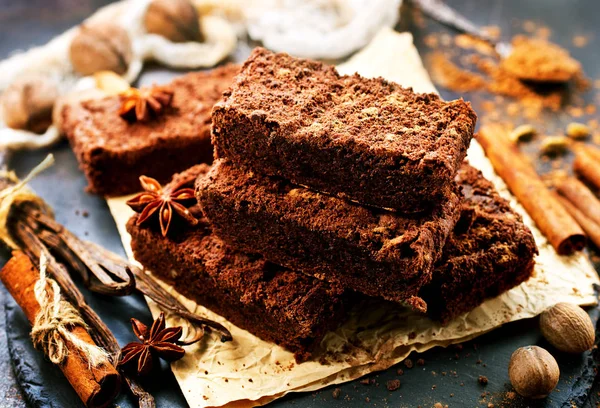 Schokoladenkuchen mit Zimt — Stockfoto