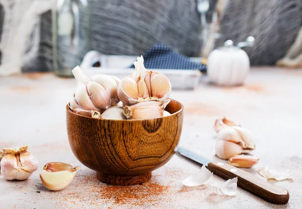 Чеснок в деревянной миске — стоковое фото