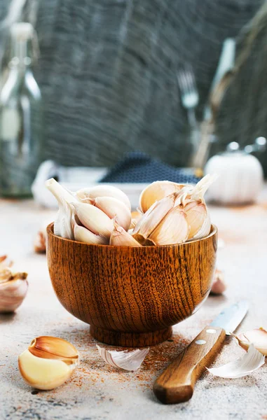 Чеснок в деревянной миске — стоковое фото