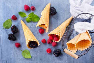 Çilek ve dondurma koniler