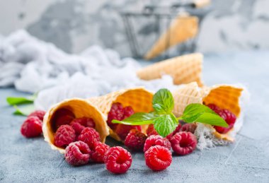 Çilek ve dondurma koniler