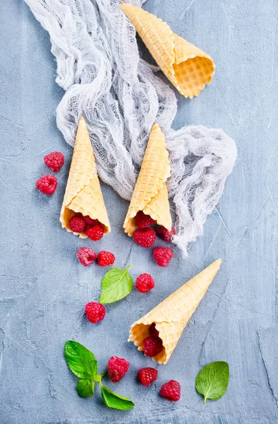 Berries and ice cream cones — Stock Photo, Image