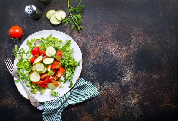 Färsk sallad med grönsaker — Stockfoto