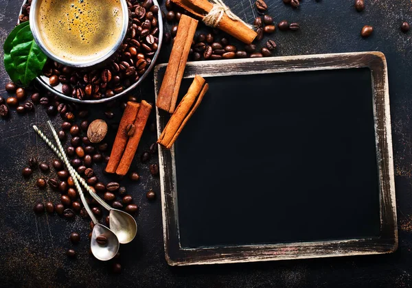 ホット コーヒーと黒基板 — ストック写真
