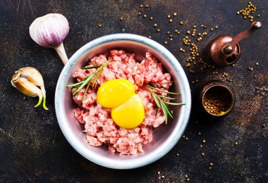 Kıyma çiğ yumurta ile 