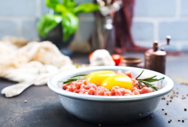 Kıyma çiğ yumurta ile 