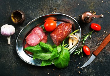 Baharat ile tütsülenmiş sosis