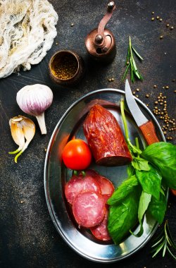 Baharat ile tütsülenmiş sosis