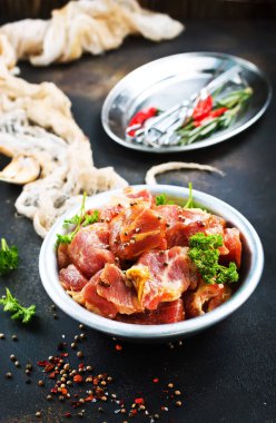 çiğ et baharatlar ile 